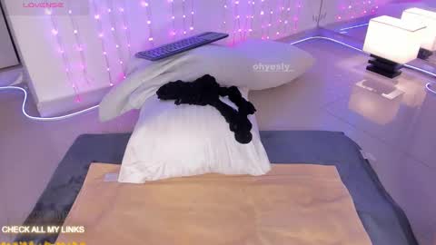 ohyesly_ online show from 11.11.25