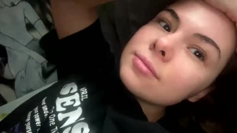 Snapshot of olivepeach chatting on 12.06.24 Oil online show from 12.06.24