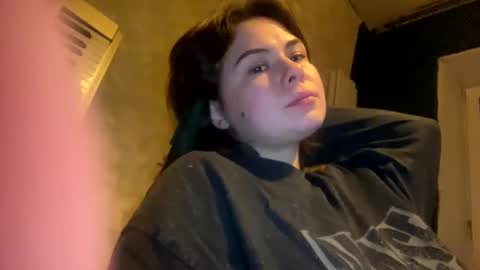 Snapshot of olivepeach chatting on 01.05.25 Oil online show from 01.05.25