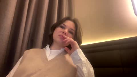 Snapshot of olivepeach chatting on 02.09.25 Oil online show from 02.09.25