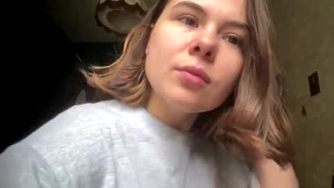 Snapshot of olivepeach chatting on 10.08.25 Oil online show from 10.08.25