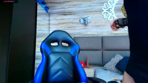 Snapshot of oliver__brown chatting on 11.28.25 Oliver online show from 11.28.25