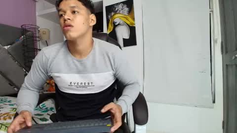 Snapshot of oliver_evans_19 chatting on 04.16.26 O L I V E R online show from 04.16.26