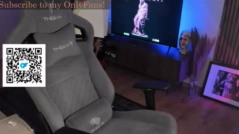 Snapshot of oliverrgroove chatting on 10.27.25 oliverrgroove online show from 10.27.25