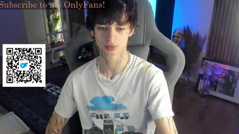 Snapshot of oliverrgroove chatting on 10.28.25 oliverrgroove online show from 10.28.25