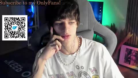 Snapshot of oliverrgroove chatting on 11.21.25 oliverrgroove online show from 11.21.25