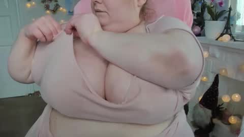 Snapshot of olivia_bud_gold chatting on 02.16.25 Olivia Gold online show from 02.16.25