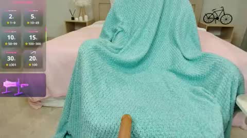 Snapshot of olivia_k_ chatting on 09.29.25 Olivia Hi guys Follow me  online show from 09.29.25