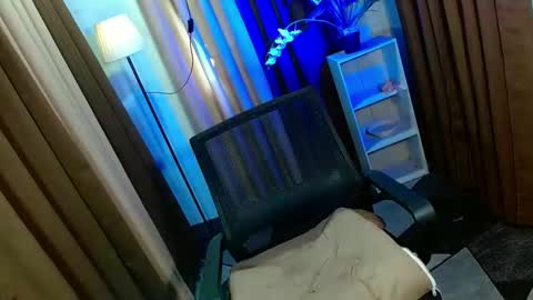 Snapshot of olivia_the_temptress27 chatting on 12.21.25 Miss OLIVIA online show from 12.21.25