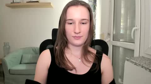 Snapshot of oliviaaa2003 chatting on 12.29.24 Oliwiaa2004 online show from 12.29.24