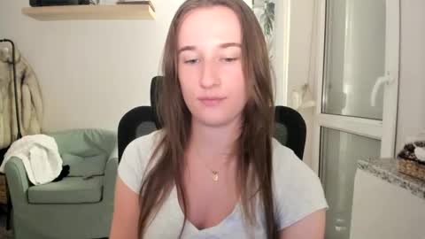 Snapshot of oliviaaa2003 chatting on 12.14.25 Oliwiaa2004 online show from 12.14.25