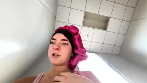 oliviaaraee online show from 02.06.26