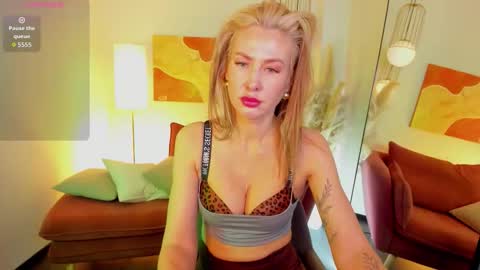 Snapshot of oliviaglow chatting on 02.17.26 Isabella online show from 02.17.26