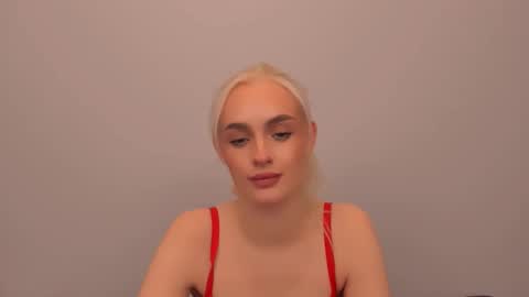 Snapshot of oliviahappy chatting on 12.17.25 oliviaBeauty online show from 12.17.25