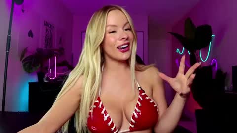 Snapshot of oliviaowens chatting on 05.27.26 Olivia Owens online show from 05.27.26