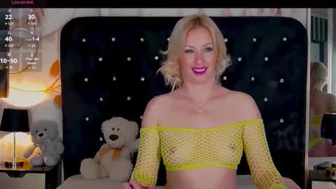 Snapshot of oliviashaw23 chatting on 10.21.25 Olivia online show from 10.21.25