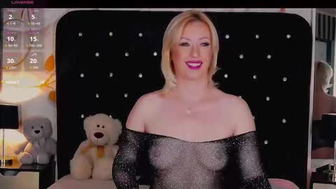 Snapshot of oliviashaw23 chatting on 11.07.25 Olivia online show from 11.07.25