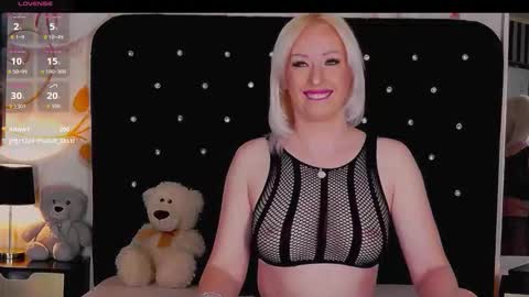 Snapshot of oliviashaw23 chatting on 11.18.25 Olivia online show from 11.18.25