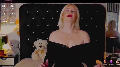 Snapshot of oliviashaw23 chatting on 12.13.25 Olivia online show from 12.13.25