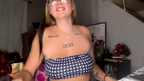 Snapshot of oohlarae22 chatting on 07.14.26 oohlarae22 online show from 07.14.26