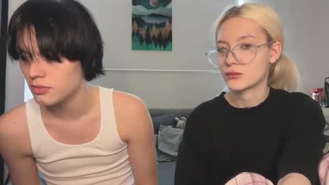 Snapshot of opiunarium chatting on 12.01.25 Bella and John online show from 12.01.25