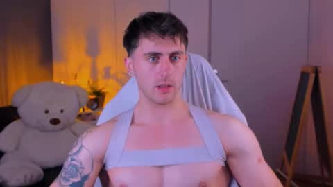 Snapshot of oscar_miller_ chatting on 11.13.25 Oscar online show from 11.13.25