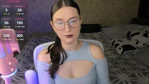 Snapshot of oskar_fucker chatting on 11.18.25 Leliana online show from 11.18.25