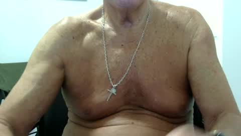 Snapshot of ossibottom chatting on 06.18.26 Ossi online show from 06.18.26