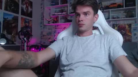 Snapshot of oxmikexo chatting on 09.19.25 Mike online show from 09.19.25