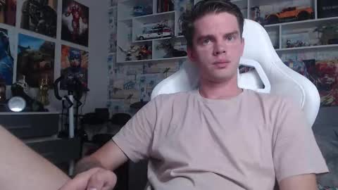 Snapshot of oxmikexo chatting on 09.28.25 Mike online show from 09.28.25