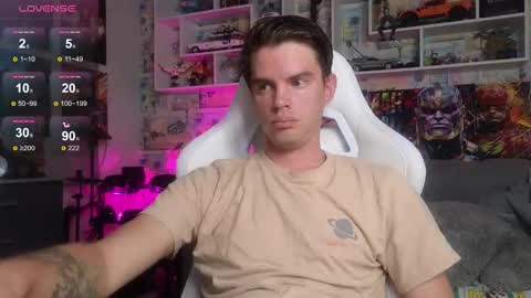 Snapshot of oxmikexo chatting on 10.12.25 Mike online show from 10.12.25