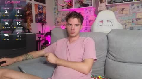 Snapshot of oxmikexo chatting on 11.12.25 Mike online show from 11.12.25