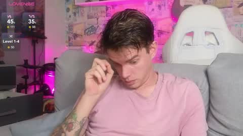 Snapshot of oxmikexo chatting on 11.24.25 Mike online show from 11.24.25