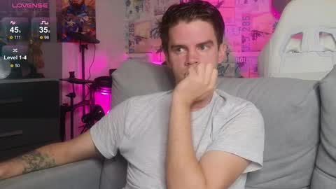 Snapshot of oxmikexo chatting on 11.30.25 Mike online show from 11.30.25