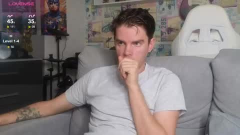 Snapshot of oxmikexo chatting on 12.03.25 Mike online show from 12.03.25