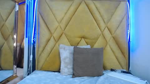 Paola Lyon online show from 02.04.25