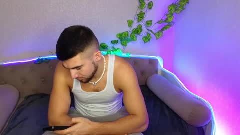 Snapshot of paradisepleasure_ chatting on 01.27.25 Allie  Alex Thumbs up if you like us online show from 01.27.25