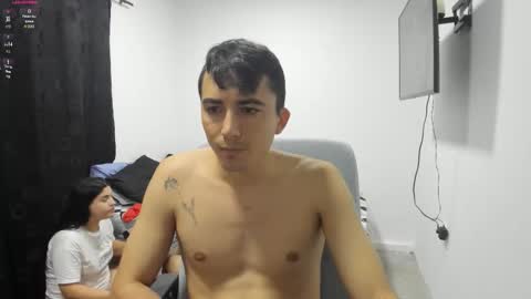 Snapshot of pareja_curiosa19 chatting on 12.15.25 pareja_curiosa19 online show from 12.15.25