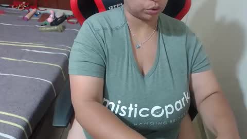 Snapshot of pareja_explosivasexx chatting on 05.24.26 Luna online show from 05.24.26
