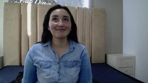 Snapshot of paris_love19 chatting on 11.23.25 kitty online show from 11.23.25