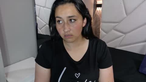 Snapshot of paris_love19 chatting on 11.27.25 kitty online show from 11.27.25