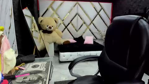 Snapshot of paris_petit chatting on 12.02.25 paris petit online show from 12.02.25