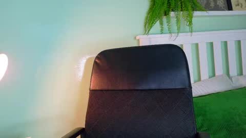 Snapshot of parisfox_ chatting on 11.10.25 PARIS online show from 11.10.25