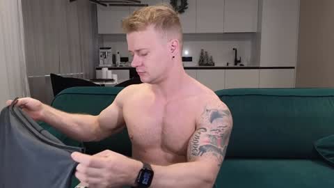 Snapshot of pashka_x chatting on 01.05.25 Pashka online show from 01.05.25