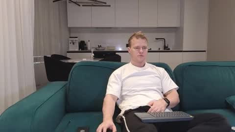 Snapshot of pashka_x chatting on 02.21.25 Pashka online show from 02.21.25