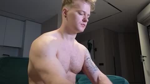 Snapshot of pashka_x chatting on 09.10.25 Pashka online show from 09.10.25