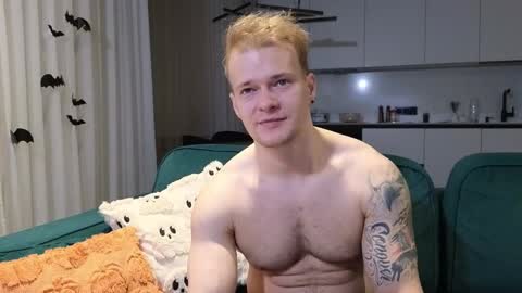 Snapshot of pashka_x chatting on 10.27.25 Pashka online show from 10.27.25