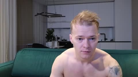 Snapshot of pashka_x chatting on 11.17.25 Pashka online show from 11.17.25