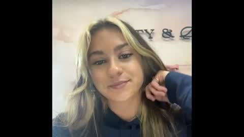 Snapshot of peachesncreampiezz chatting on 06.27.26 peachesncreampiezz online show from 06.27.26