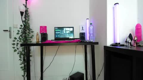 Help me to reach 200 thumbs up  online show from 03.27.26